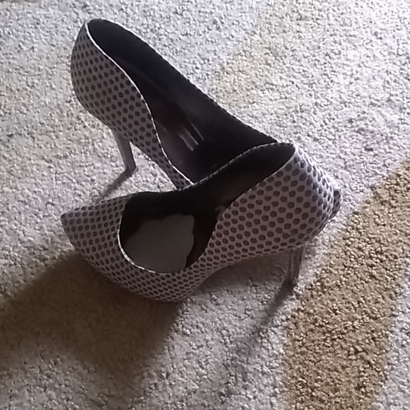 Hand bags N shoes - Picture 2 of 8